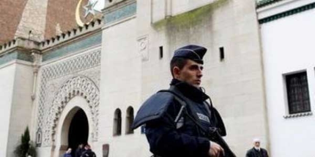 مجهول ينتهك حرمة مسجد بـ "بوردو" بتلطيخه بشعارات ضد المسلمين
