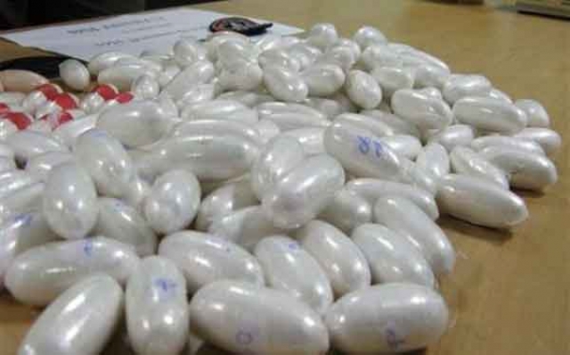 بوليس البيضاء يستخرج 94 كبسولة كوكايين من معدة إفريقي