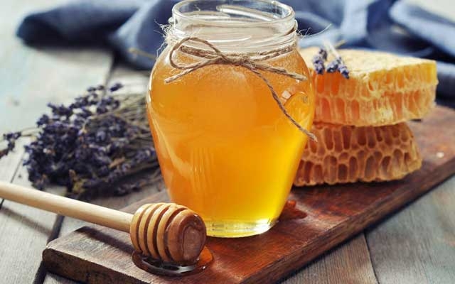فوائد العسل وطرق استخدامه لعلاج الشعر