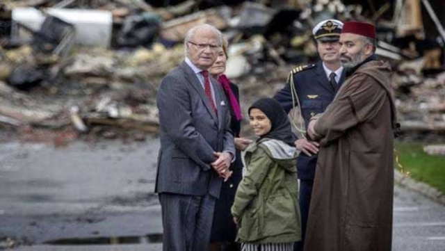 ملك السويد يزور مسجد اوربرو الذي تعرض للإحراق