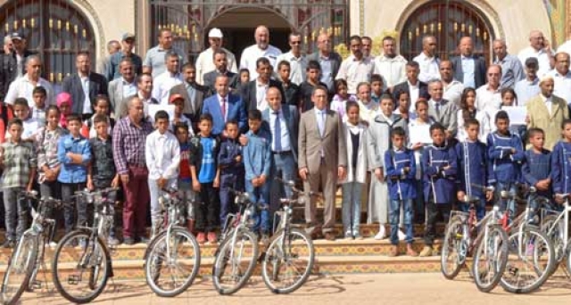 مولها المجمع الشريف للفوسفاط: توزيع 300 دراجة على تلاميذ إقليم خريبكة