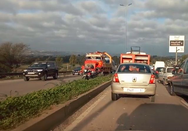 حادثة سير بين مجموعة عربات تؤدي إلى خسائر فادحة بين الرباط وسلا (مع فيديو)