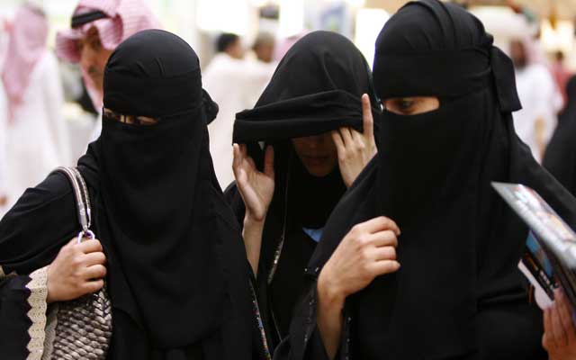بعد رفع الحظر عنهن.. السعودية تخصص أماكن لتدخين النساء في الملاعب