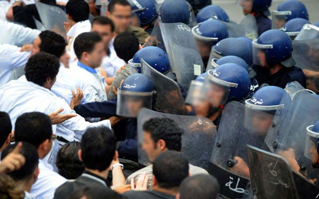 السلطات الجزائرية  تـسلخ الأطـــبــاء في الشارع العام ..بسبب( مع فيديو)