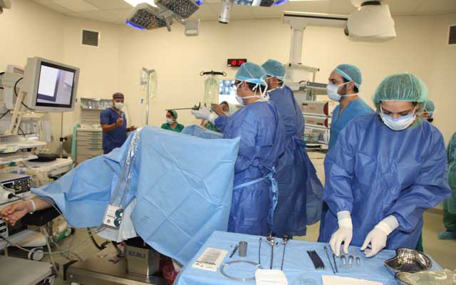إجراء أول عملية توسيع مجرى البول بمستشفى الشيخ خليفة (مع فيديو)