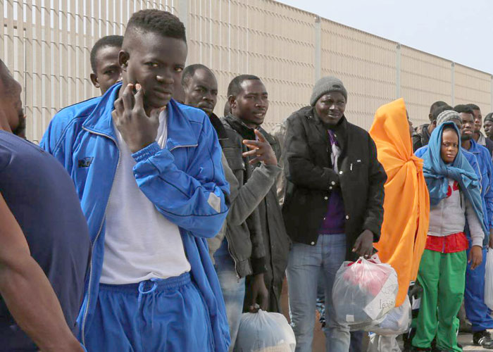 صحيفة سويسرية تفضح ممارسات الجزائر في حق المهاجرين الأفارقة