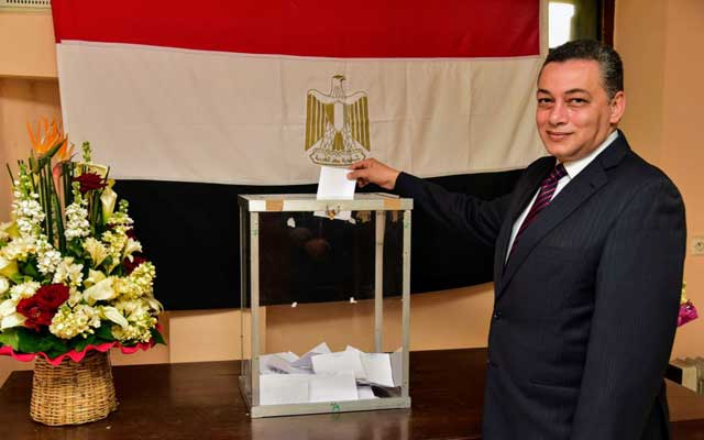 سفير مصر بالمغرب يدلي بصوته في الانتخابات الرئاسية