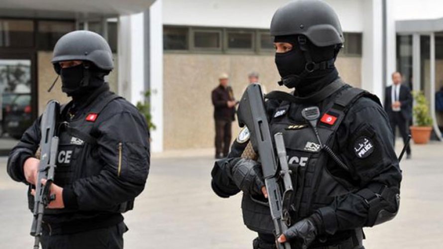 كان  صديقه يحمل "كلاشنيكوف":  مشتبه به يفجر نفسه خلال عملية أمنية جنوب  تونس