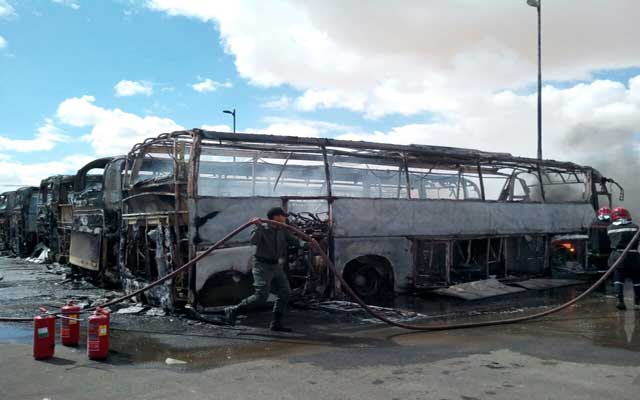 اندلاع حريق في 6 حافلات بجماعة الدشيرة قرب العيون (مع فيديو)