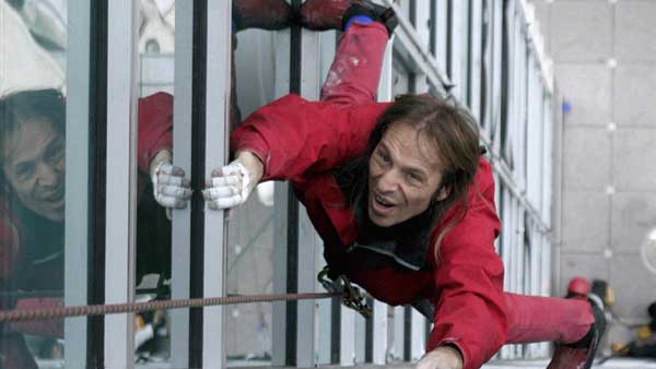 رغم بلوغه 55 عاما.. "الرجل العنكبوت" يراوغ الأمن ويتسلق أعلى مبنى في باريس