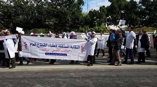 أطباء القطاع العام يقصفون وزارة الصحة ويعلنون عن برنامج إضراباتهم