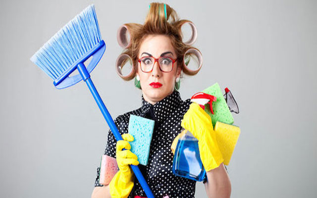 للباحثات عن عذر.. دراسة تؤكد تنظيف البيت يؤثر على رئتي المرأة كما لو دخنت علبة سجائر