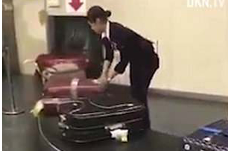 شـاهد .. كيف تعامل حقائب المسافرين في اليابان؟ ( مع فيديو)