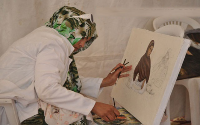 الفنانة التشكيلية الصحراوية النميس أمبيريكة : أعشق الخيل و الإبل "