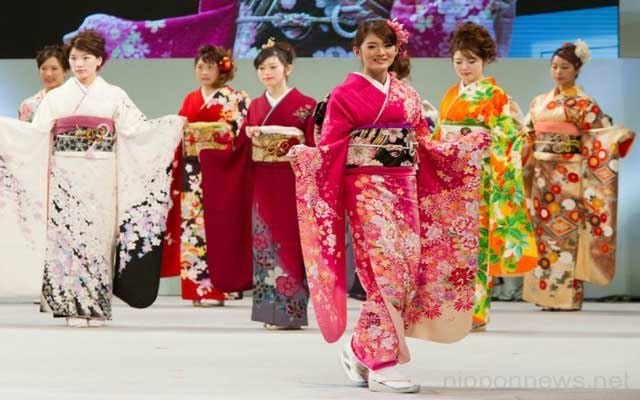 "الكيمونو" زيّ الاحتفالات والأناقة في اليابان