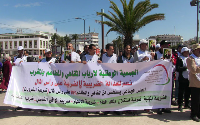 أرباب المقاهي يحتجون بالدار البيضاء: مجلس المدينة "قهرنا" بالزيادات الضريبية والرسوم