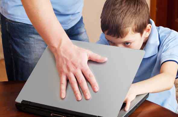 حذار من أن تحجب الإنترنت عن الأطفال فقد يعيق تطورهم