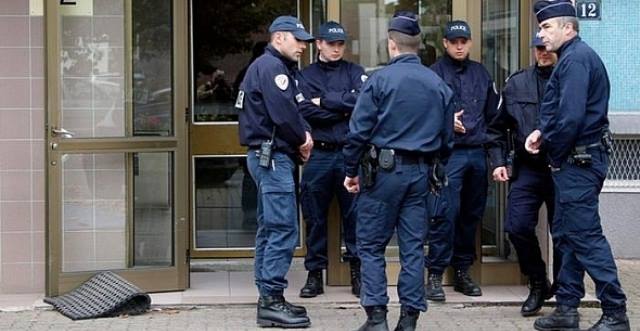 بعد أن طلب بالإتصال السفارة الإيرانية : سلطات فرنسا تعتقل شخصا احتجز رهينتين في باريس