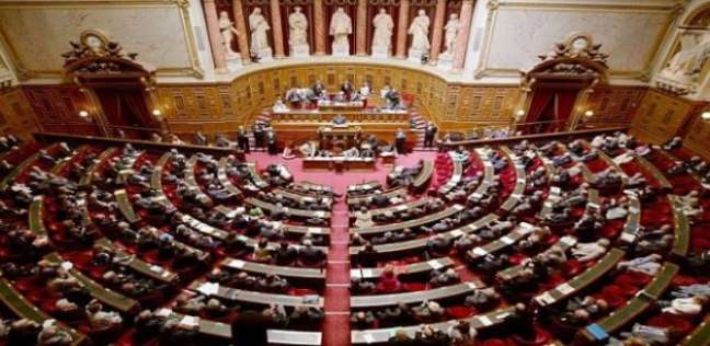 النواب الفرنسيون يحذفون عبارة "عرق" من الدستور