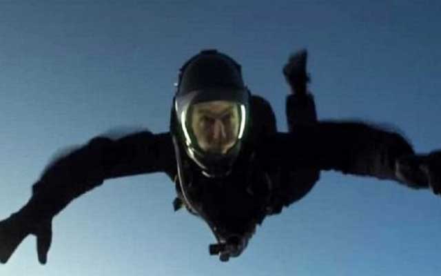 النجم كروز يؤدي أول قفزة حقيقية من على ارتفاع 25 ألف قدم (مع فيديو)