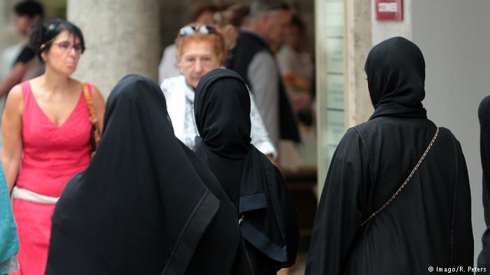 هولندا تقر قانونا يحظر ارتداء النقاب في الأماكن العامة