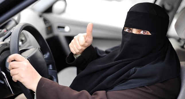السعودية بدأت اصدار رخص قيادة سيارات للنساء