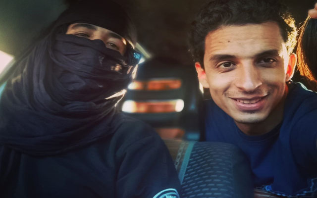 الكشف عن ملامح وجه سائق الطاكسي الملثم بالعيون