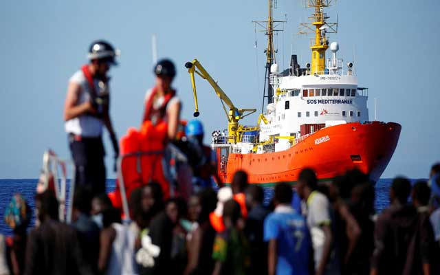 وصول مهاجرين إلى إسبانيا بعد عاصفة سياسية في الاتحاد الأوروبي