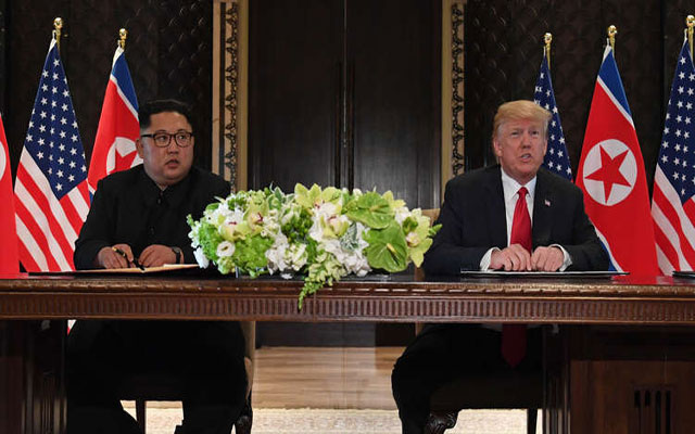 في لقائه مع ترامب.. الزعيم الكوري يرفض التوقيع بالقلم الذي قدم له (مع فيديو)