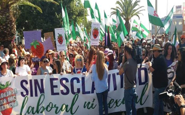 آلاف النساء يتظاهرن تضامنا مع العاملات المغربيات بحقول "ويلبا" الإسبانية