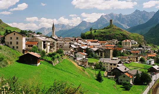 قرية سويسرية تمنح سكانها راتباً شهرياً، سواء عملوا أو لم يعملوا
