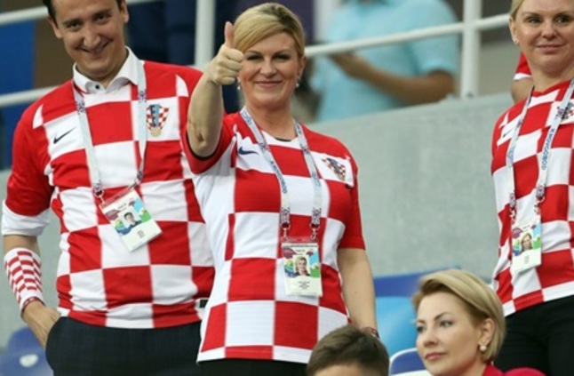رئيسة كرواتيا تفاجئ زملاء مودريتش في مستودعات الملابس(مع فيديو)