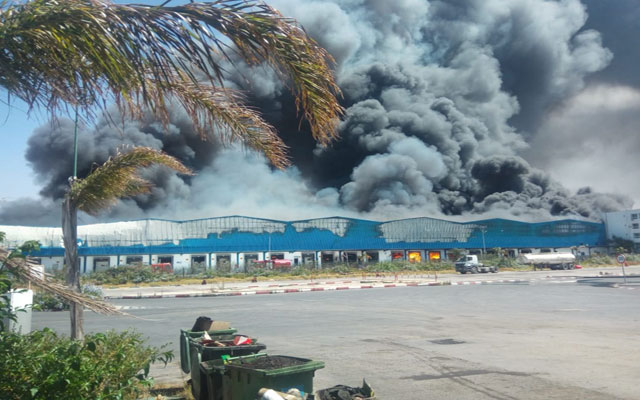 النيران تلتهم مستودع شركة سنطرال بالمحمدية والسلطة تستنجد بمعدات لاسامير! (مع فيديو)