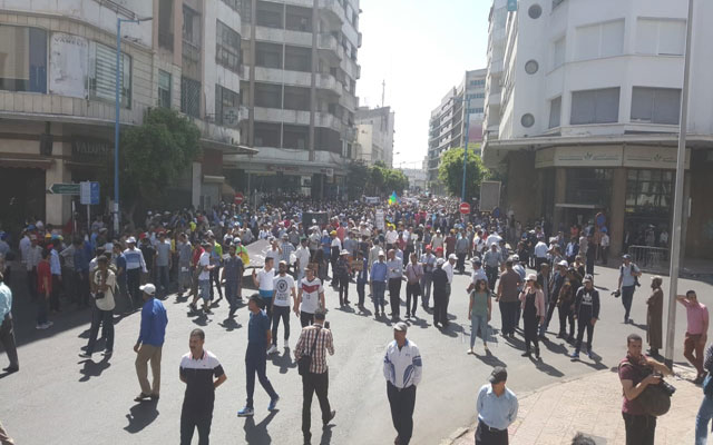 نعوش ومطالب بالإفراج عن معتقلي "أحداث الريف" في مسيرة البيضاء (مع فيديو)