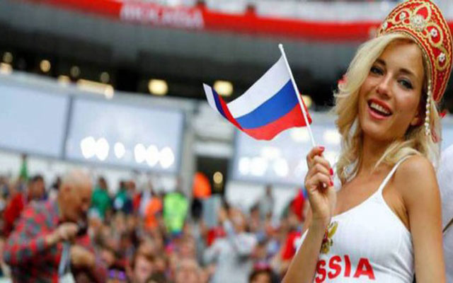 مشجعة روسية تفوز بكأس العالم لجميلات المونديال.. (مع فيديو)