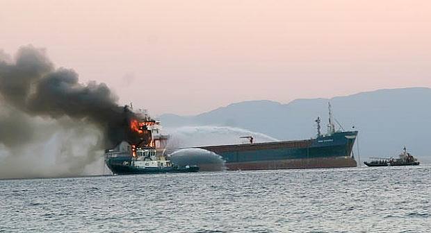 اندلاع النيران في أحد محركات باخرة فور انطلاقها من ميناء مليلية