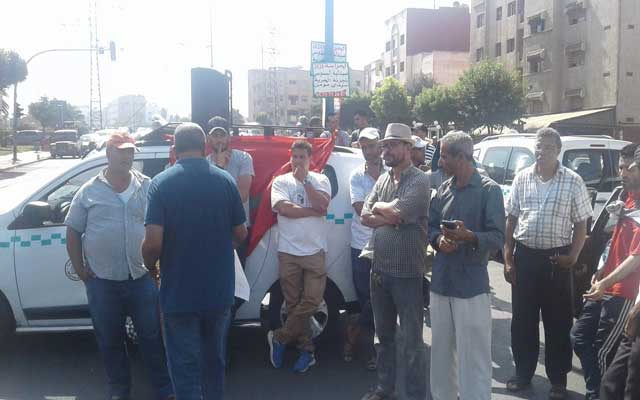 سائقو الطاكسيات يُشهرون غضبهم في وقفة احتجاجية بسيدي مومن بالبيضاء