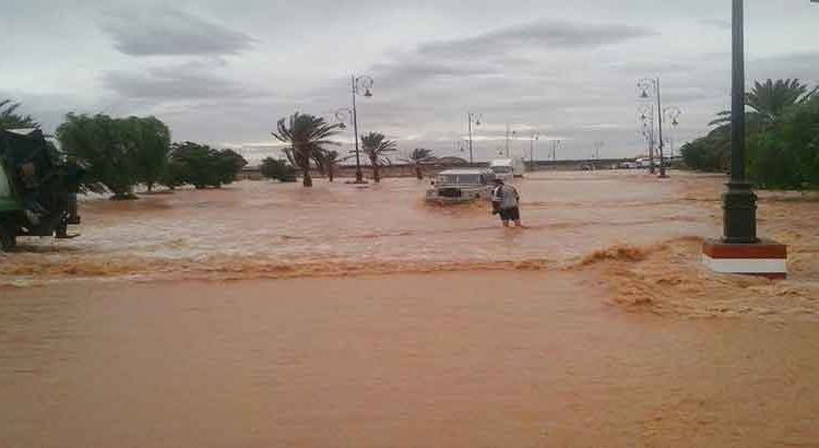 العيون: الفيضانات تخرج المركز المغربي لحقوق الإنسان عن صمته..