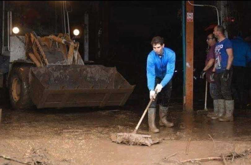 إنسانية نادال تتفوق على إصابته.. شاهد كيف حارب نادال فيضانات مايوركا (مع فيديو)