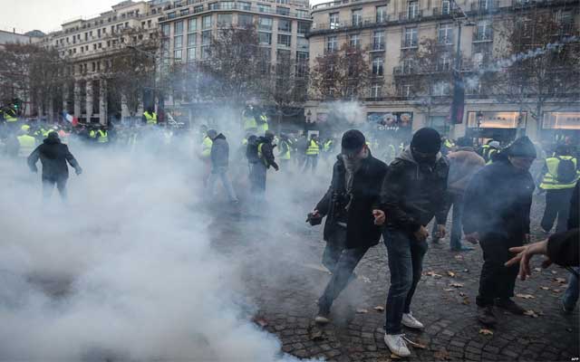 الشرطة الفرنسية تشتبك مع "السترات الصفراء" بخراطيم المياه والغاز المسيل للدموع (مع فيديو)