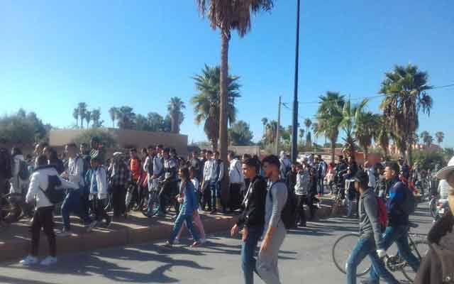 في مسيرة احتجاجية: تلاميذ قلعة السراغنة ينددون بالتوقيت المدرسي الجديد (مع فيديو)