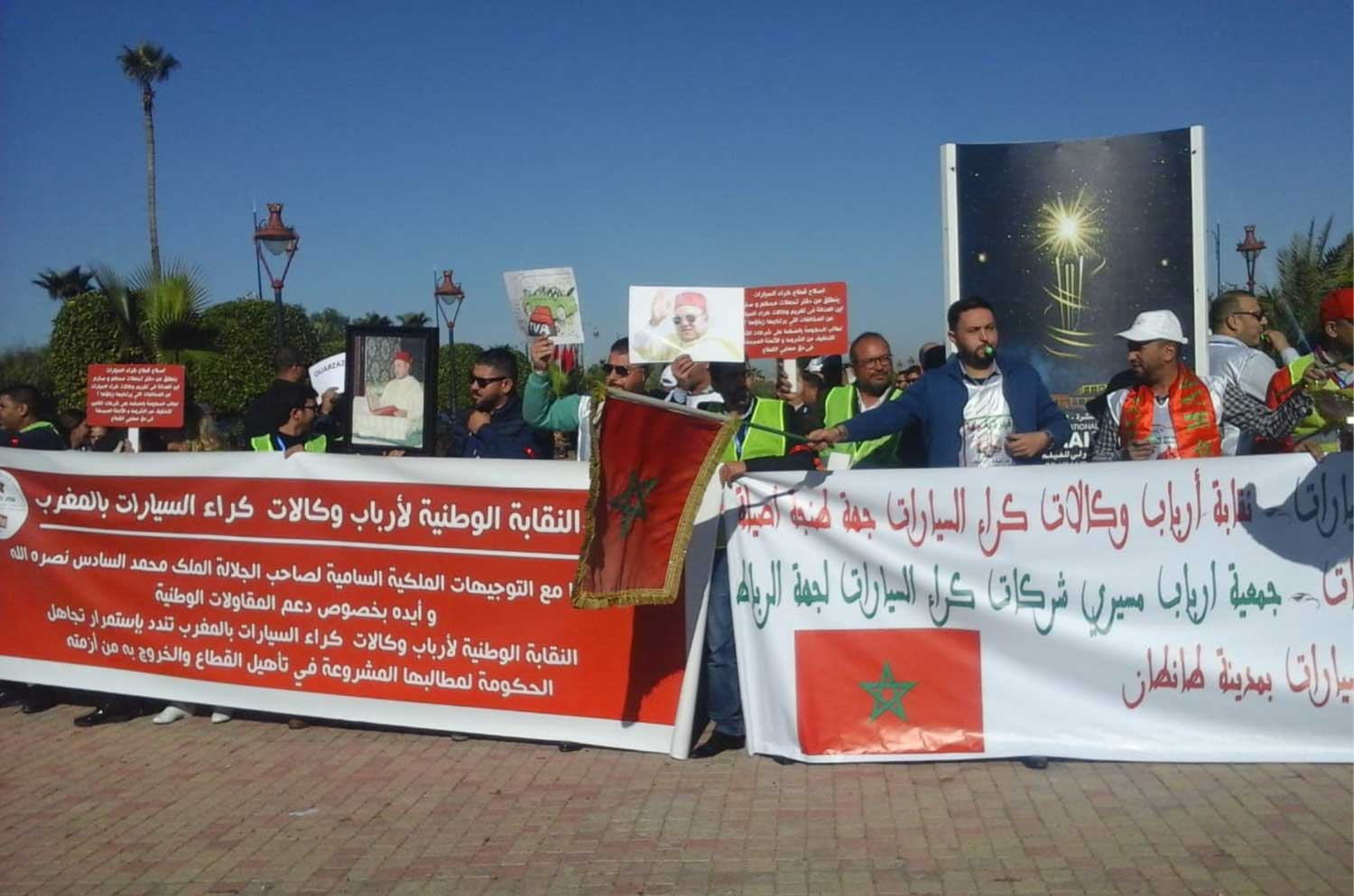 وقفة احتجاجية في مراكش لأرباب وكالات كراء السيارات بالمغرب ضد شبح الإفلاس