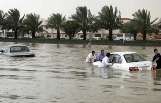 مصرع 30 شخصا وإنقاذ 1480 آخرين جراء السيول التي شهدتها السعودية