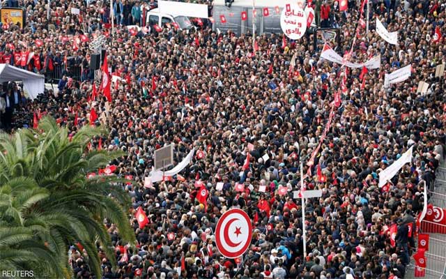 إضراب عام يشل الحركة بتونس.. وأصوات تطالب بإسقاط حكومة الشاهد