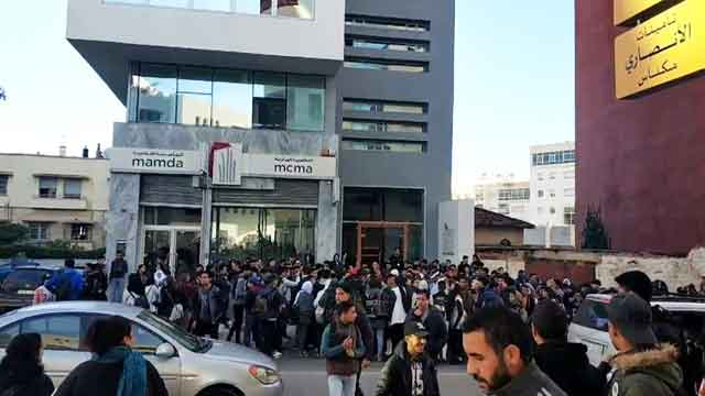 تلاميذ ثانوية مولاي اسماعيل بمكناس يخرجون في مسيرة احتجاجية لإسقاط الساعة الجديدة (مع فيديو)