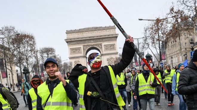 اعتقال 60 شخصا خلال مظاهرات "السترات الصفراء" في باريس