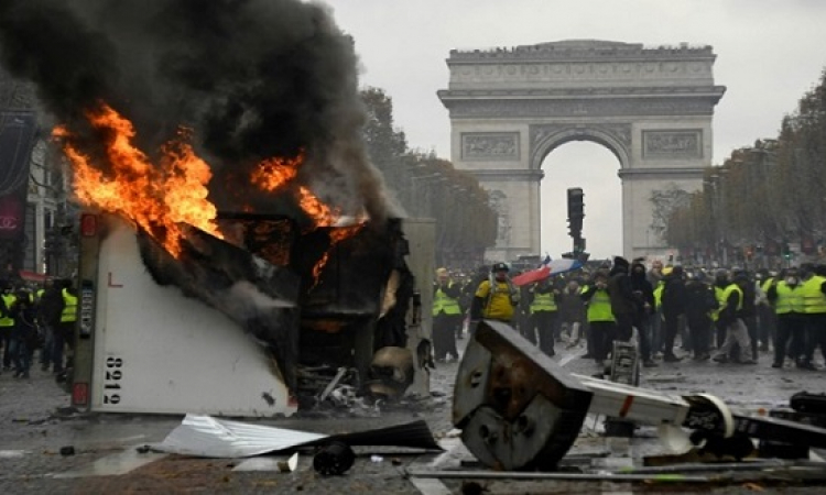 حركة "السترات الصفراء" تحول باريس إلى ساحة حرب(مع فيديو)