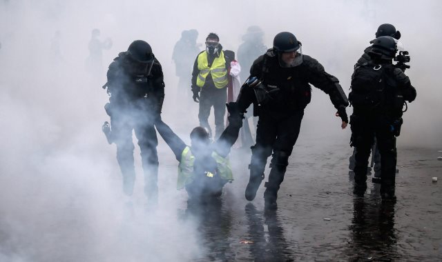 اعتقال المئات من متظاهري "السترات الصفر" بالعاصمة باريس (مع فيديو)