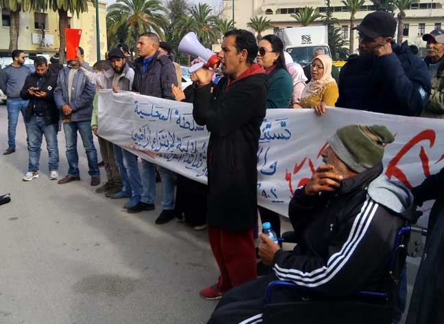 ساكنة مجاط تندد بتجاوزات أراضي الجموع في وقفة احتجاجية أمام عمالة مكناس (مع فيديو)