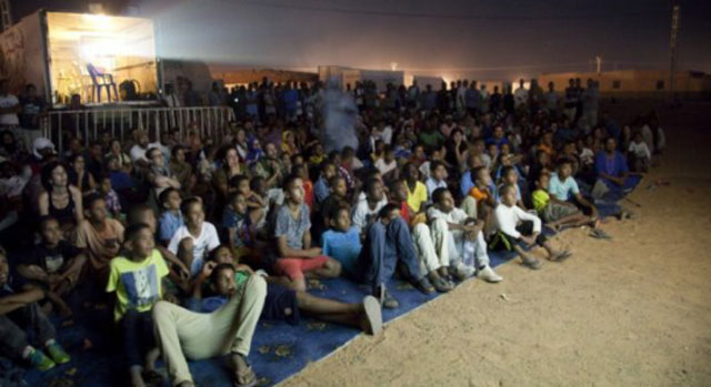 أجانب يقاطعون في مهرجان سينما الصحراء"فيصحراء” بمخيمات البوليساريو